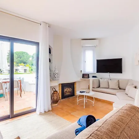 Daire Sunny Oasis With Pool *