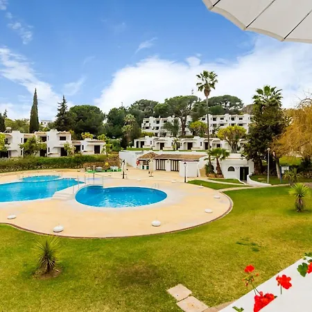 Sunny Oasis With Pool Apartamento *