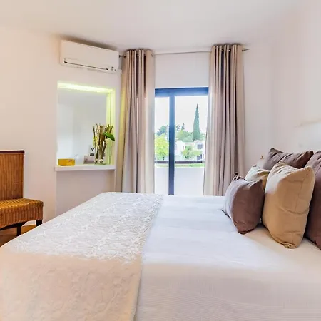 Sunny Oasis With Pool *