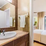 Sunny Oasis With Pool Apartamento