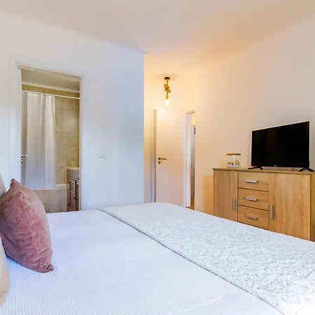 Sunny Oasis With Pool Appartement